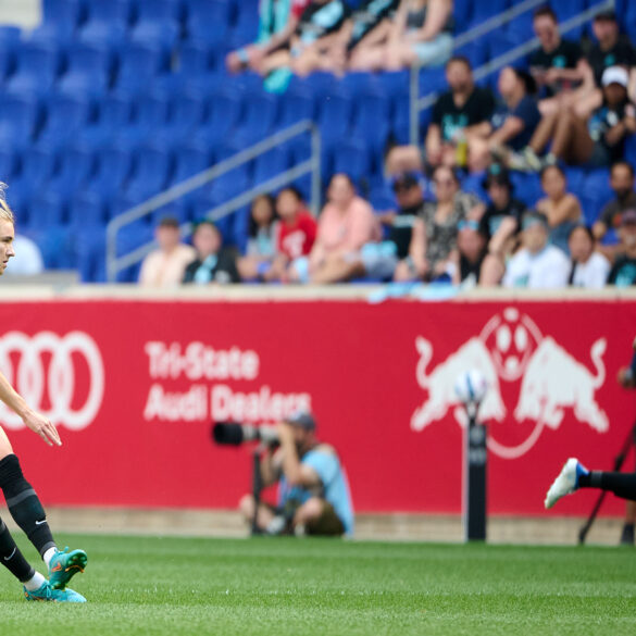 Kristie Mewis takes a shot on goal against Racing Lousiville