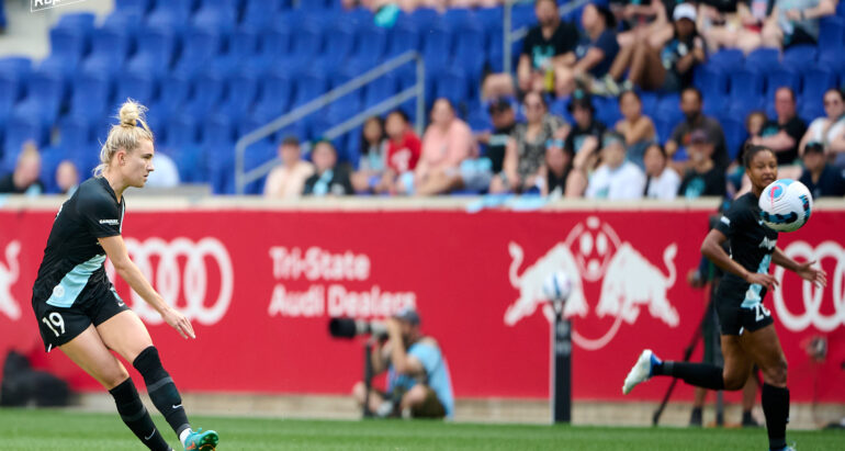 Kristie Mewis takes a shot on goal against Racing Lousiville