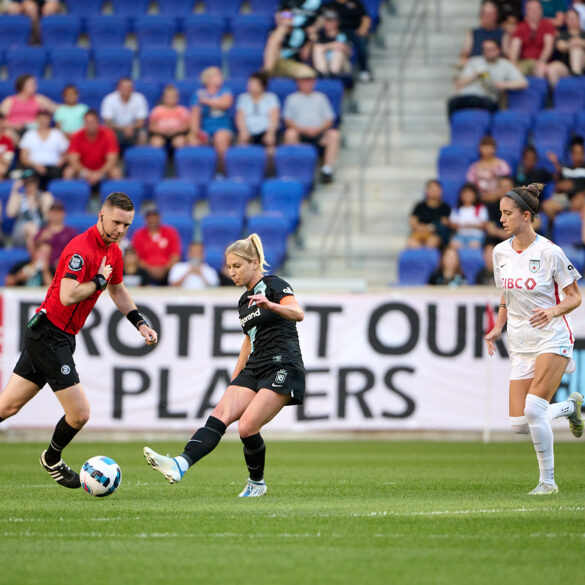 McCall Zerboni plays a pass in loss to Chicago Red Stars Saturday night at Red Bull Arena.