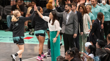 Sandy Brondello and NY Liberty coaching staff high five players