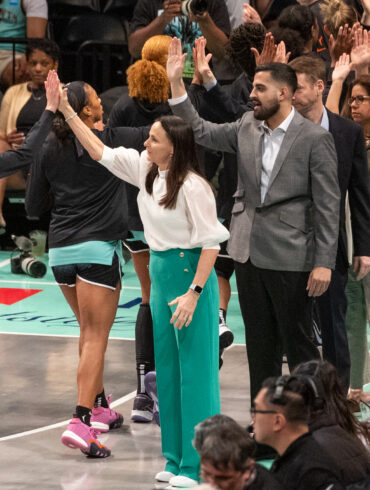 Sandy Brondello and NY Liberty coaching staff high five players