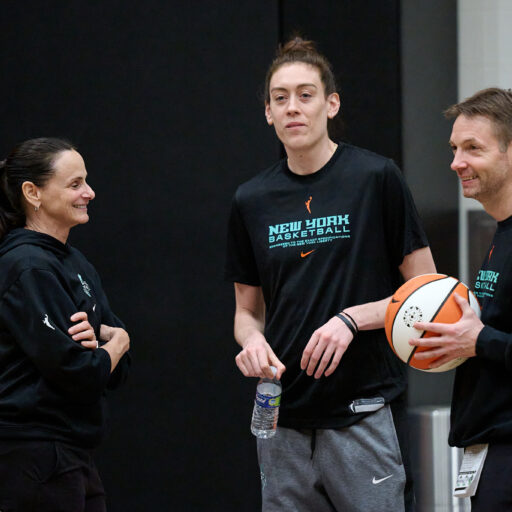 NY Liberty coach Sandy Brondello, Breanna Stewart and Olaf Lange have a conversation