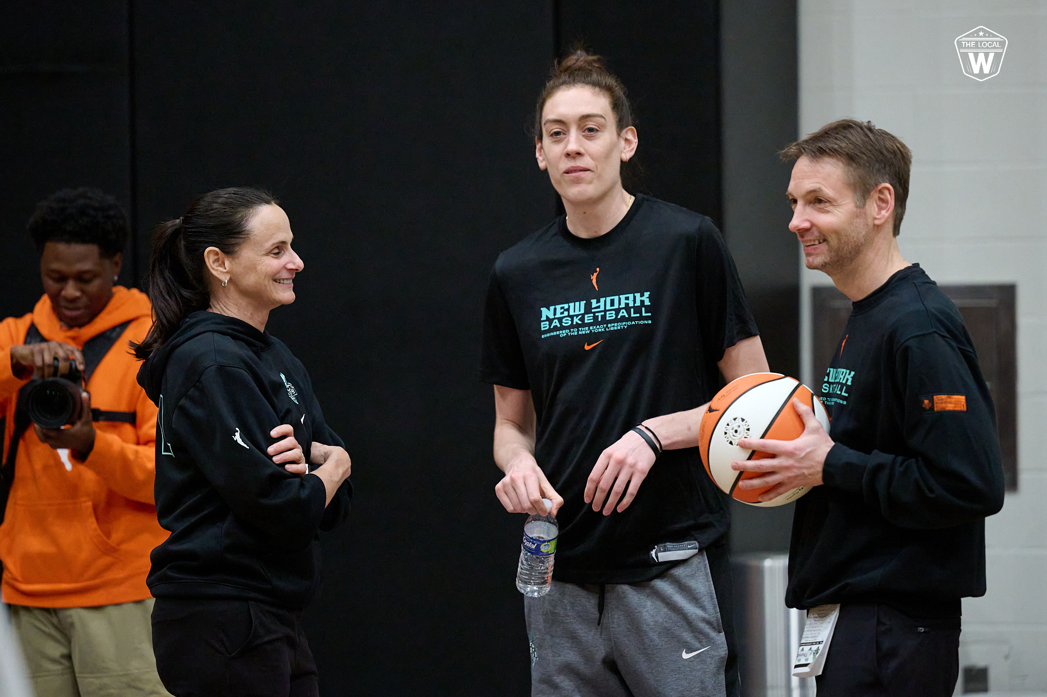 NY Liberty coach Sandy Brondello, Breanna Stewart and Olaf Lange have a conversation