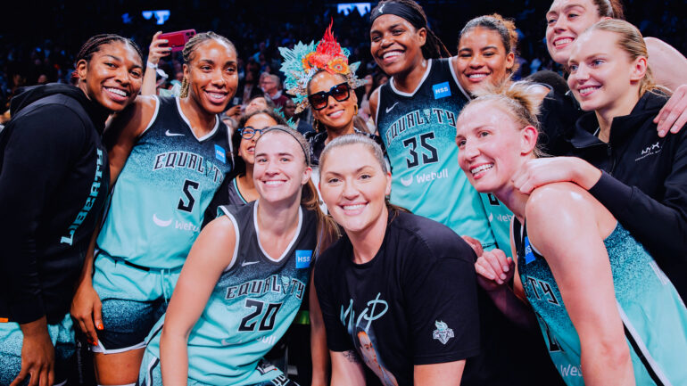 NY Liberty players with Alicia Keys