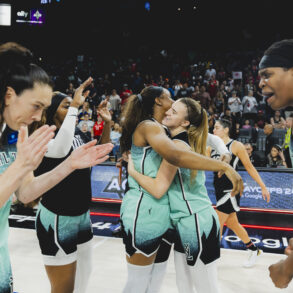 NY Liberty celebrate win vs. the Las Vegas Aces