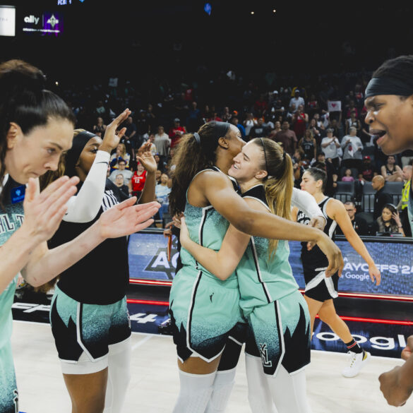 NY Liberty celebrate win vs. the Las Vegas Aces