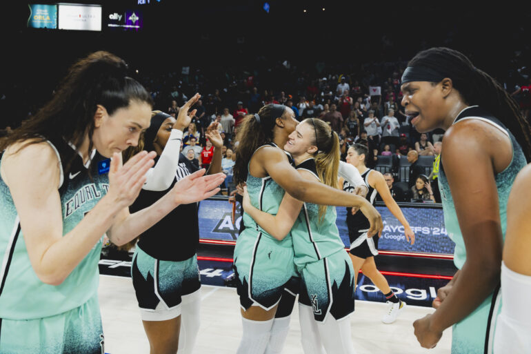 NY Liberty celebrate win vs. the Las Vegas Aces