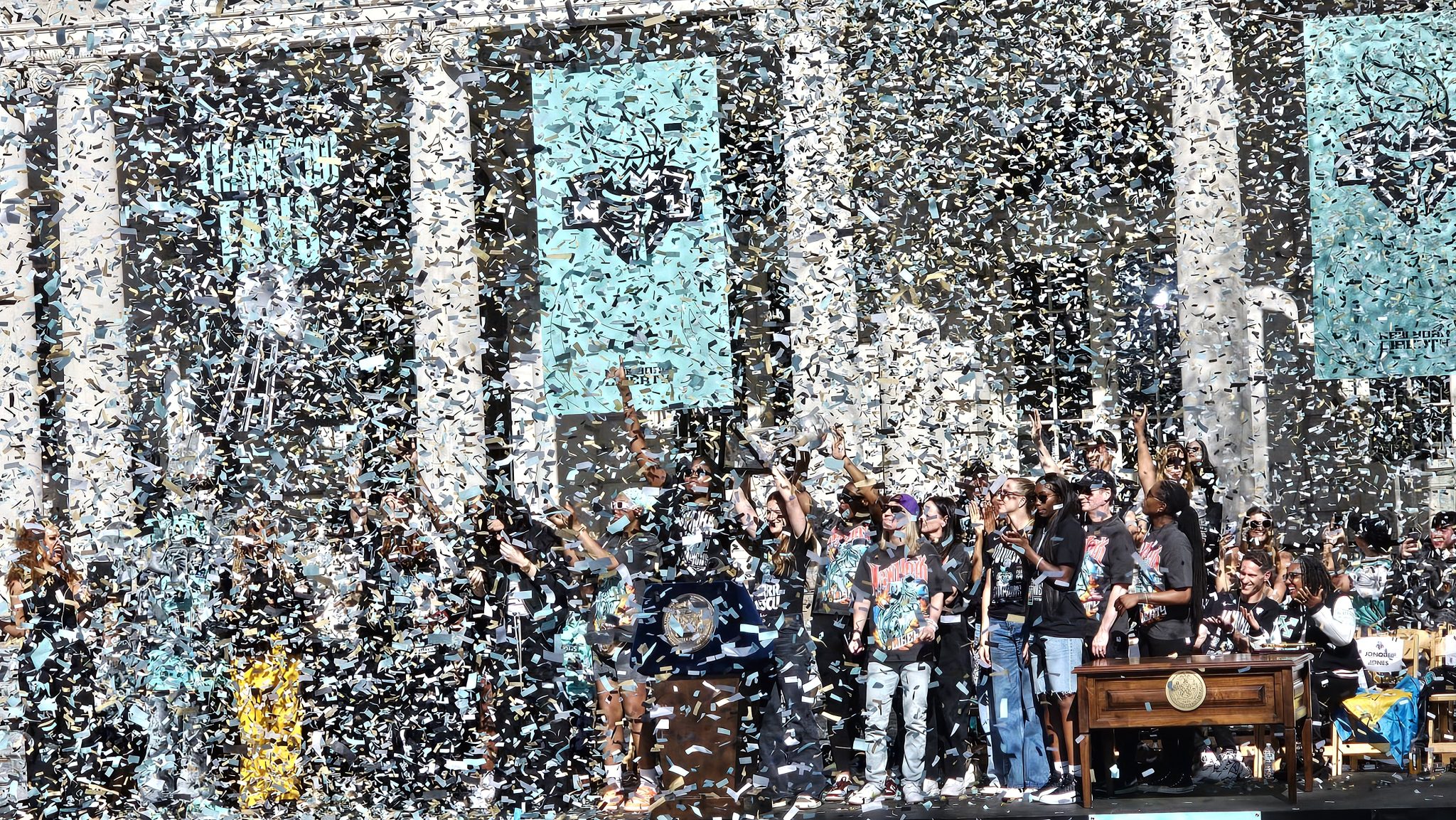 NY Liberty at City Hall for championship parade