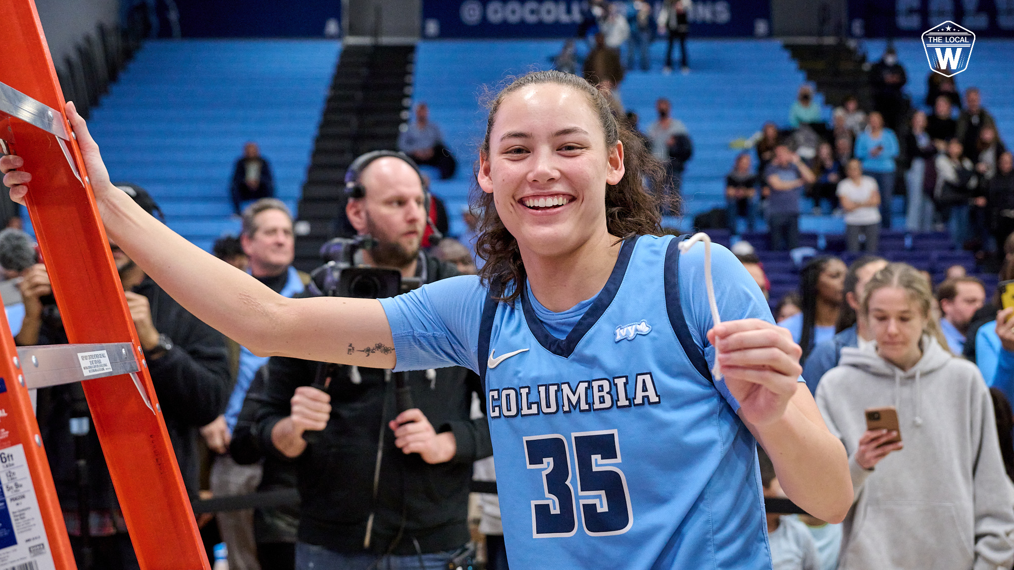 Abbey Hsu cutting the net